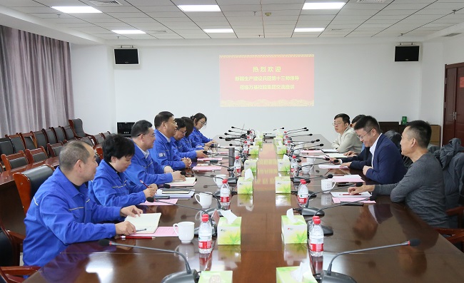 新疆建設(shè)兵團第十三師黨委常委、副師長馮立一行到萬基控股集團考察交流