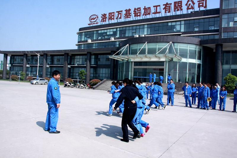 公司工會組織的萬基鋁加工團(tuán)隊(duì)趣味游戲——女子三人四足活動掠影